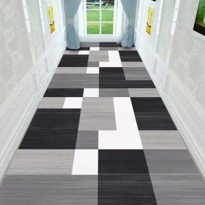 Tapis de couloir design géométrique en damier, nuances de noir, blanc et gris, effet bois texturé, idéal pour un style moderne et élégant. Parfait pour toute pièce, durable et facile à entretenir.