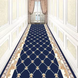 Ce tapis de couloir présente un fond rouge profond avec un motif en treillis de losanges blancs. Chaque intersection des losanges est ornée de petits motifs dorés, ajoutant une touche de sophistication. Les bordures sont richement décorées de motifs floraux dorés sur une bande blanche, encadrées par des lignes géométriques dorées, créant un contraste élégant et harmonieux. Ce tapis combine style et fonctionnalité, idéal pour ajouter une touche de luxe à votre couloir tout en protégeant vos sols.