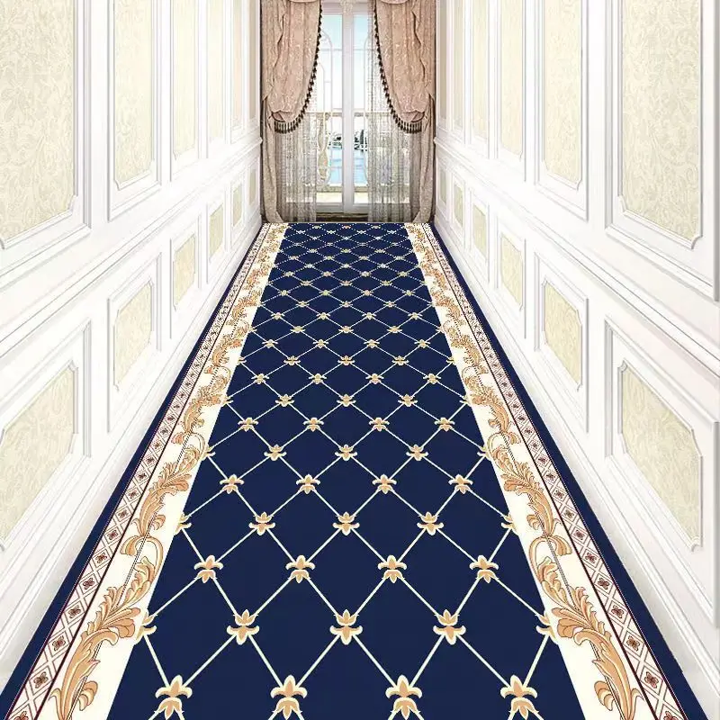 Tapis de couloir style classique Ce tapis de couloir présente un fond rouge profond avec un motif en treillis de losanges blancs. Chaque intersection des losanges est ornée de petits motifs dorés, ajoutant une touche de sophistication. Les bordures sont richement décorées de motifs floraux dorés sur une bande blanche, encadrées par des lignes géométriques dorées, créant un contraste élégant et harmonieux. Ce tapis combine style et fonctionnalité, idéal pour ajouter une touche de luxe à votre couloir tout en protégeant vos sols.