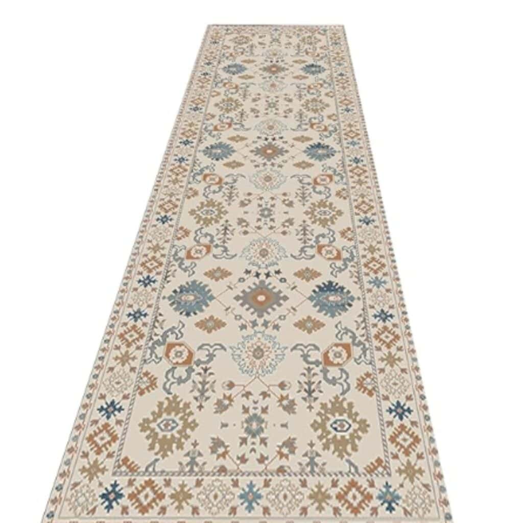 Ce tapis de couloir a un style nordique. Ce modèle existe en deux coloris pour sublimer vos couloirs.