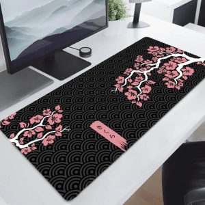 tapis de souris XXL gamer motif fleurs de cerisier en grand format. Conçu en caoutchouc naturel, il est antidérapant, lavable et doté de coutures renforcées.