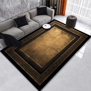 Ce tapis de style oriental combine élégance et fonctionnalité, offrant un ajout luxueux à tout espace de vie. Avec sa bordure riche en motifs de clé grecque en noir et or, il encadre un centre doré qui passe subtilement d’une teinte claire à une plus sombre, créant ainsi un effet visuel saisissant. Non seulement ce tapis est visuellement attrayant, mais il est également pratique : sa surface est douce au toucher, garantissant un confort sous les pieds, tandis que sa conception lavable assure une facilité d’entretien. De plus, la présence d’une bande élastique antidérapante en fait un choix sûr pour toute maison. Enfin, son esthétique neutre et ses tons chaleureux s’intègrent harmonieusement dans divers décors, le rendant versatile et indispensable pour compléter l’ambiance d’une pièce.