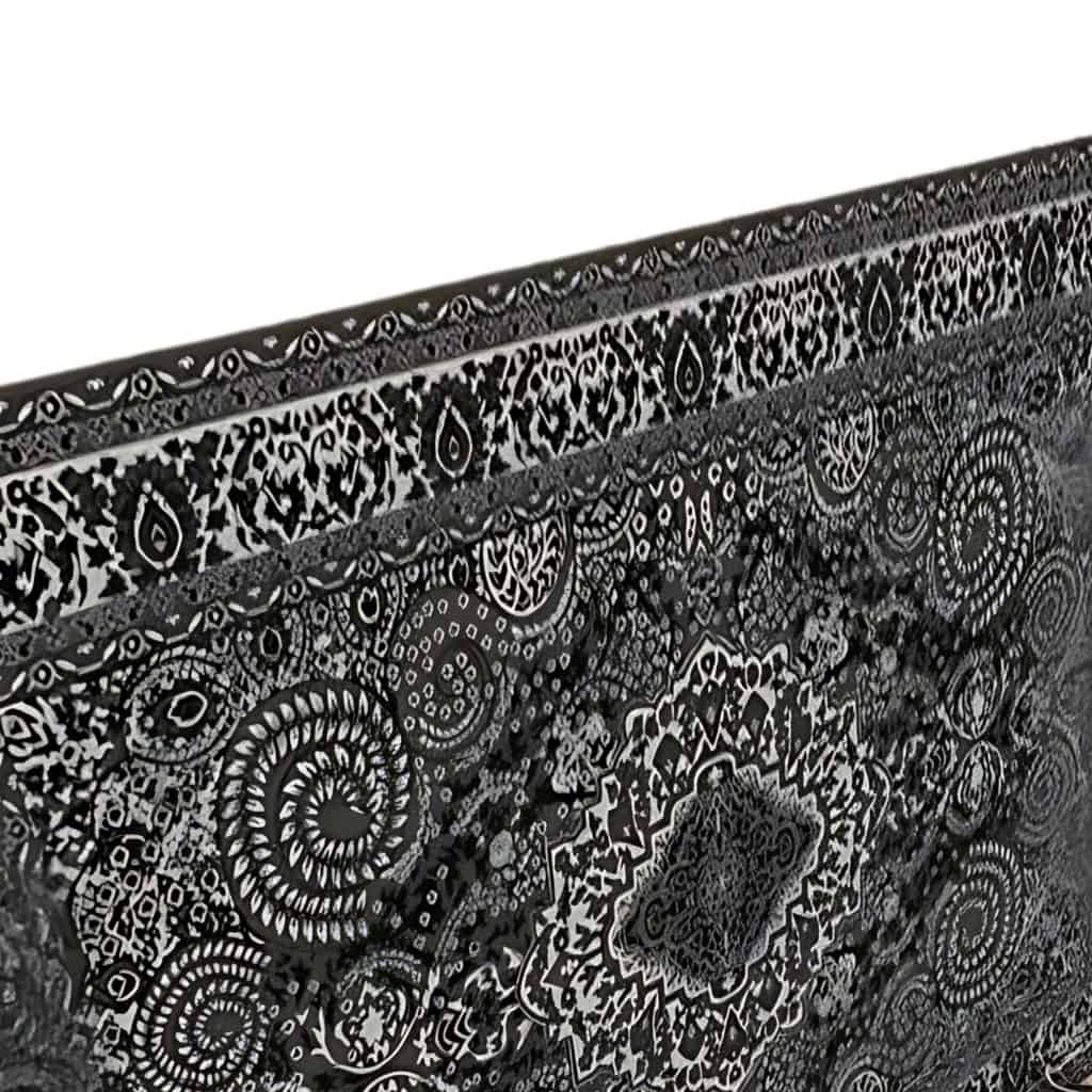 Découvrez notre tapis persan lavable conçu pour les grandes surfaces, idéal pour apporter une touche d'élégance et de confort à votre salon. Ce tapis arbore des motifs traditionnels complexes, disponibles en plusieurs combinaisons de couleurs, pour s'adapter parfaitement à tout type de décoration intérieure. Fabriqué avec des matériaux de haute qualité, il est non seulement durable mais aussi facile à entretenir. Lavable en machine, ce tapis offre une solution pratique pour maintenir un intérieur impeccable. Ses motifs raffinés et sa texture douce en font un choix parfait pour ceux qui cherchent à allier esthétique et fonctionnalité dans leur maison
