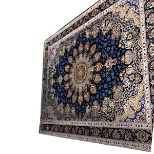 Tapis persan de luxe, conçu pour couvrir de grandes surfaces, présentant des motifs traditionnels détaillés et des couleurs vives, ajoutant une touche d'élégance et de sophistication à tout intérieur. Idéal pour le salon ou la salle à manger, ce tapis offre une ambiance chaleureuse et accueillante, tout en étant doux et confortable sous les pieds. Un choix parfait pour ceux qui recherchent un style classique avec une qualité exceptionnelle