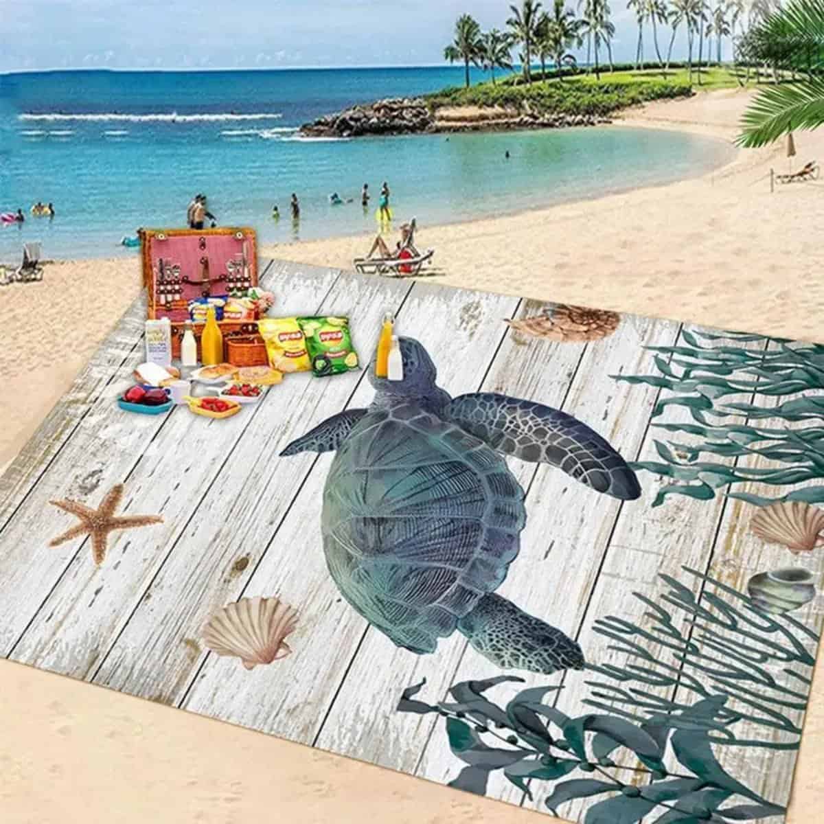 Tapis plage anti-sable avec motifs de tortues Tapis plage anti-sable avec motifs de tortues offre une solution parfaite pour vos sorties en plein air. Le tapis se nettoie facilement et se range dans un sac de transport pratique, parfait pour les déplacements. Les motifs colorés et détaillés ajoutent une note artistique à votre espace de détente. Léger mais durable, ce tapis est idéal pour la plage, les pique-niques ou toute autre activité en plein air. Profitez de moments de détente prolongés sans les tracas du sable grâce à ce tapis stylé et fonctionnel.