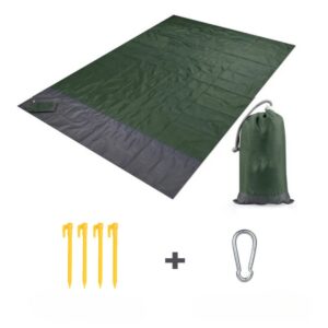 Tapis plage imperméable et anti-sable vert militaire parfait pour toutes vos sorties en plein air. Facile à nettoyer et à transporter grâce à son sac de transport inclus, il est prêt à vous suivre partout. La couleur vert militaire ajoute une touche de robustesse et de style à vos équipements de plein air. Idéal pour les pique-niques, le camping ou les festivals, ce tapis combine confort et durabilité. Profitez de vos moments de détente en plein air sans vous soucier du sable ou de l'humidité grâce à ce tapis fonctionnel et résistant.