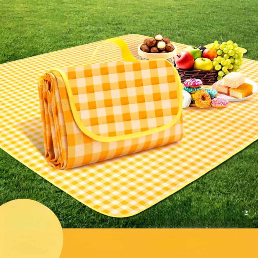 Tapis plage imperméable avec motifs à carreaux offre une solution parfaite pour vos sorties en plein air, il protège contre l'humidité et les saletés, offrant une surface toujours prête à l'emploi. Grâce à son design pliable avec poignée intégrée, il se transporte sans effort. Disponible en plusieurs couleurs vives, il combine style et praticité. Que ce soit pour un pique-nique, une journée à la plage ou une sortie au parc, ce tapis vous assure des moments de détente confortables et agréables. Sa robustesse et sa légèreté en font un compagnon de choix pour toutes vos aventures en plein air.