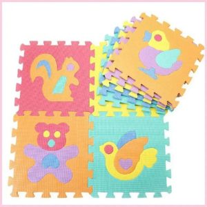 tapis puzzle en mousse polymère aux motifs fruit, animal et lettre, créant un espace éducatif et protégé pour bébés et enfants.