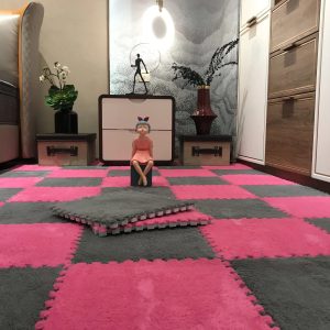 tapis puzzle doux pour enfant, idéal pour protéger toutes les pièces. Disponible en 20 pièces, 10 par couleur.
