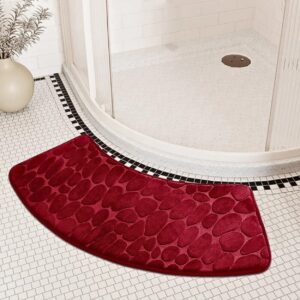 Un tapis salle de bain incurvé combine fonctionnalité et esthétique moderne pour s'adapter élégamment autour de vos toilettes ou à l'entrée de votre cabine de douche. Fabriqué avec des matériaux de haute qualité, il offre une surface douce qui accueille vos pieds avec chaleur et douceur chaque fois que vous entrez ou sortez de la douche.
