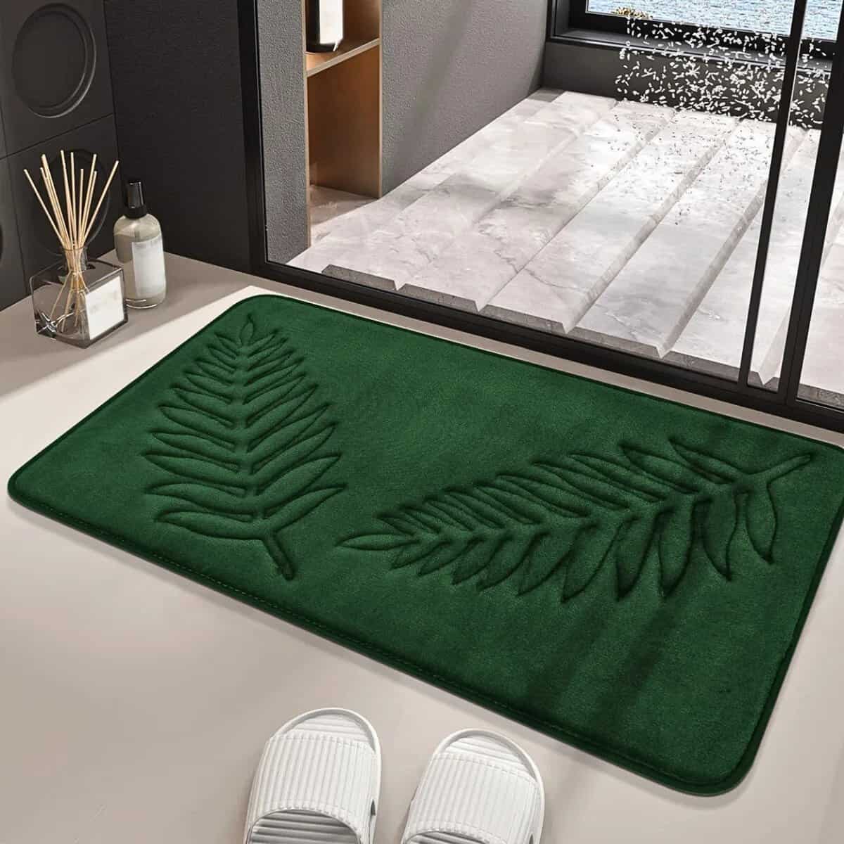 Tapis salle de bain ultra confortable Un tapis salle de bain ultra confortable avec son style doux et son aspect visuellement apaisant complètent parfaitement n'importe quel décor de salle de bain, ajoutant une touche de chaleur et d'élégance.