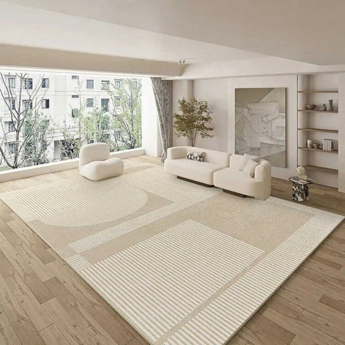 Tapis salon haut de gamme Ce tapis salon haut de gamme est de forme rectangulaire, avec une texture moelleuse et douce sous les pieds, grâce à une épaisse couche de laine mélangée à de la soie. La palette de couleurs est élégante, mélangeant des tons de crème, de gris clair et de doré, créant un effet ombré raffiné. Le design intègre des motifs géométriques subtils et modernes, entrelacés de lignes dorées scintillantes qui captent la lumière.