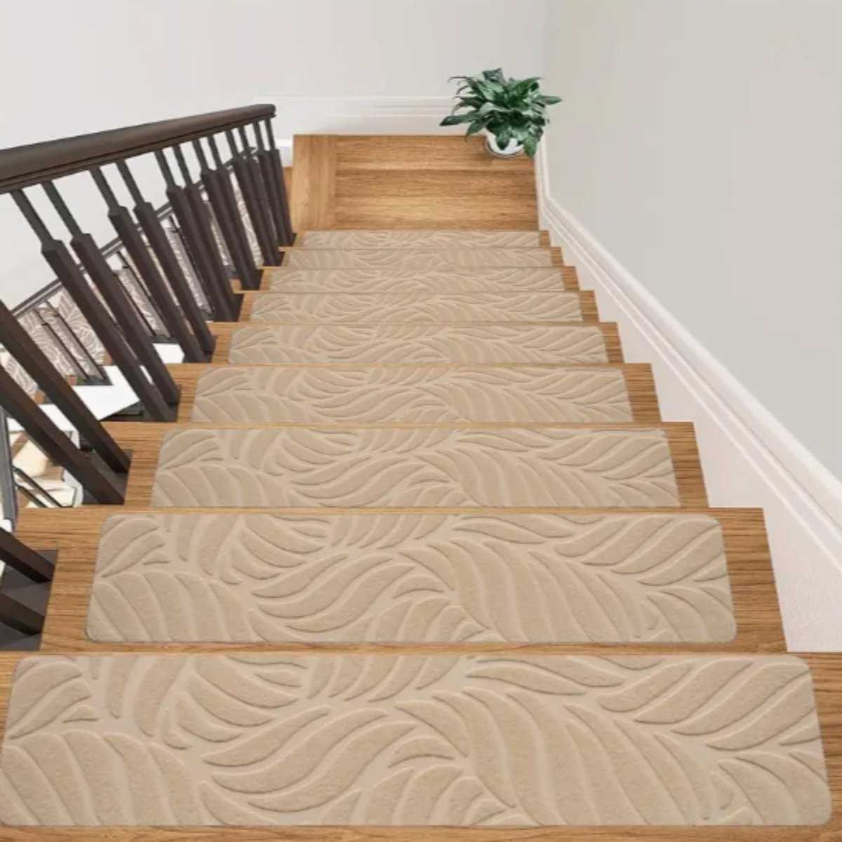 Tapis escalier avec motifs en relief Tapis escalier antidérapant à motifs en relief de haute qualité, sécurité et design élégant, facile à installer et entretenir.