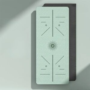 ce tapis de yoga est respectueux de l'environnement, non toxique, et hypoallergénique. Sa conception soignée garantit une longue durée de vie et une performance constante, même avec une utilisation intensive. La sangle incluse facilite le transport et le rangement, rendant vos séances de yoga plus pratiques et agréables.