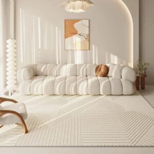 Notre tapis beige crème moderne à motif, parfait pour ajouter élégance à votre espace. Confortable et durable, il s'adapte à tous décors.