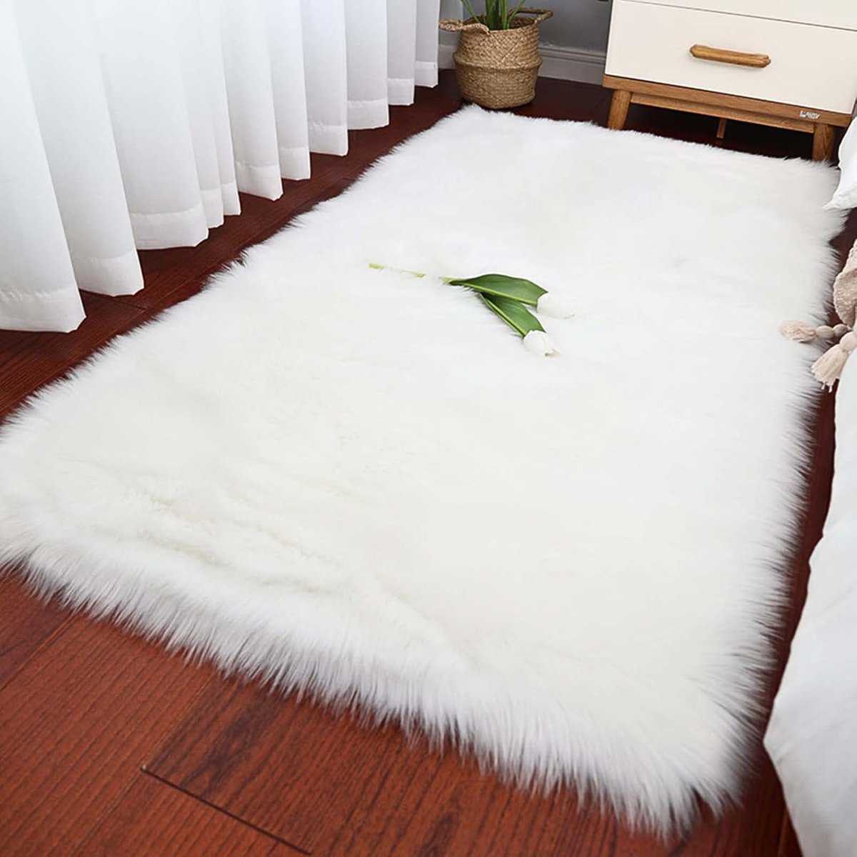 Tapis blanc en fausse fourrure Tapis blanc en fausse fourrure