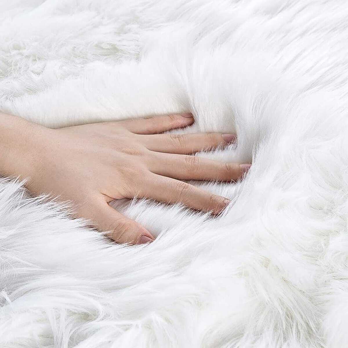 Tapis blanc en fausse fourrure Tapis blanc en fausse fourrure