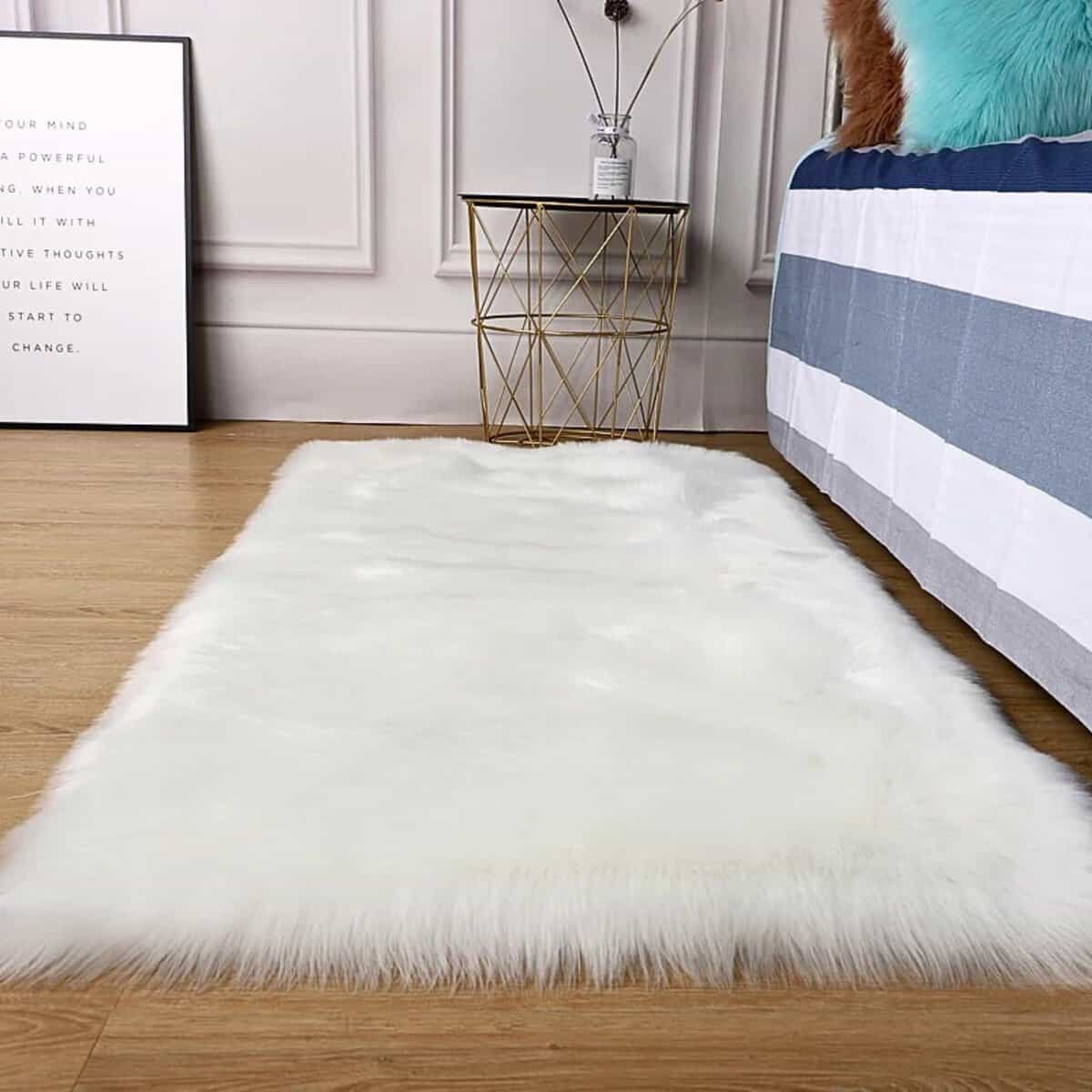 Tapis blanc en fausse fourrure Tapis blanc en fausse fourrure