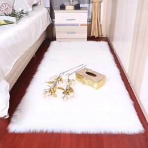 Tapis blanc en fausse fourrure. Elégance et confort exceptionnel, entretien facile et durabilité assurée.