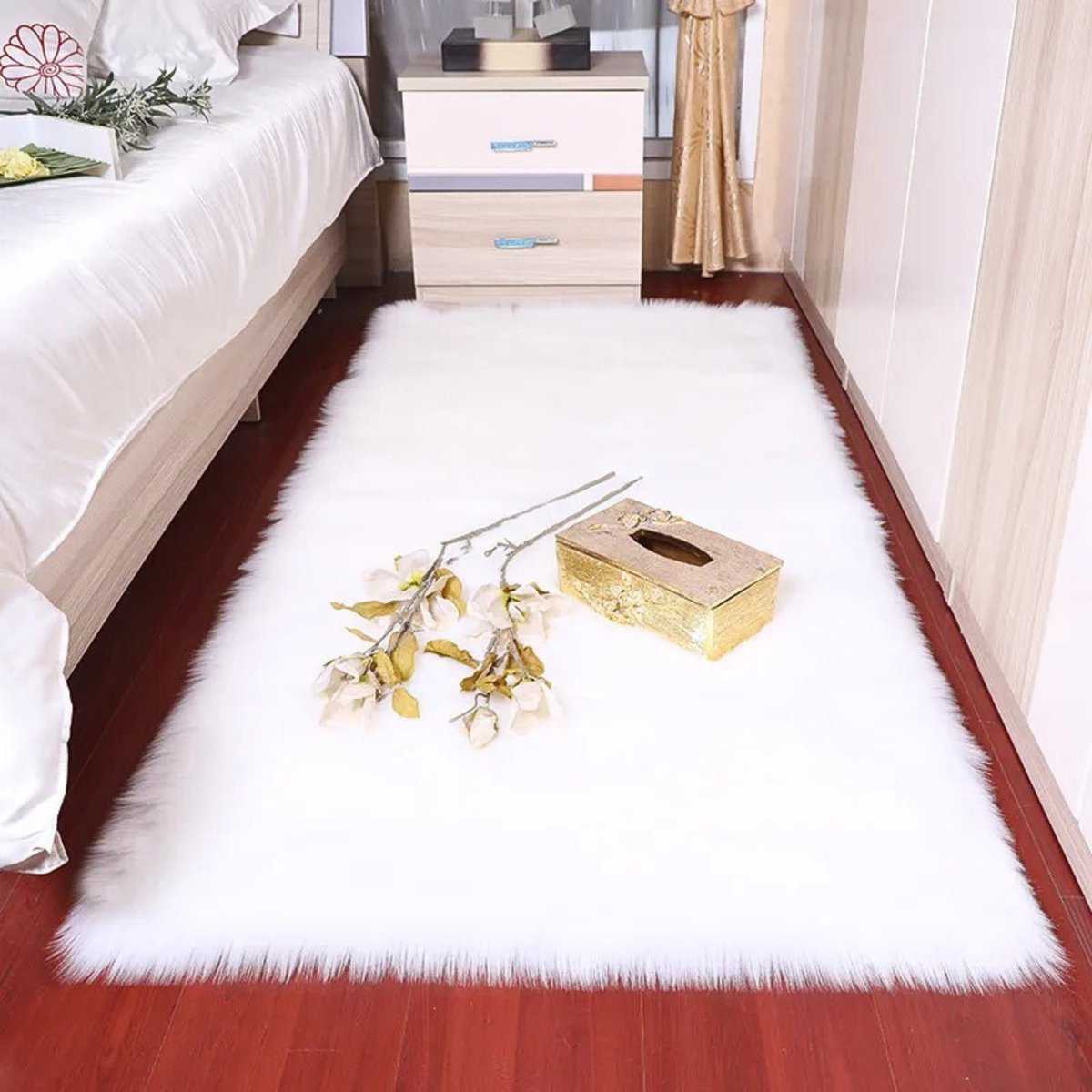 Tapis blanc en fausse fourrure Tapis blanc en fausse fourrure. Elégance et confort exceptionnel, entretien facile et durabilité assurée.