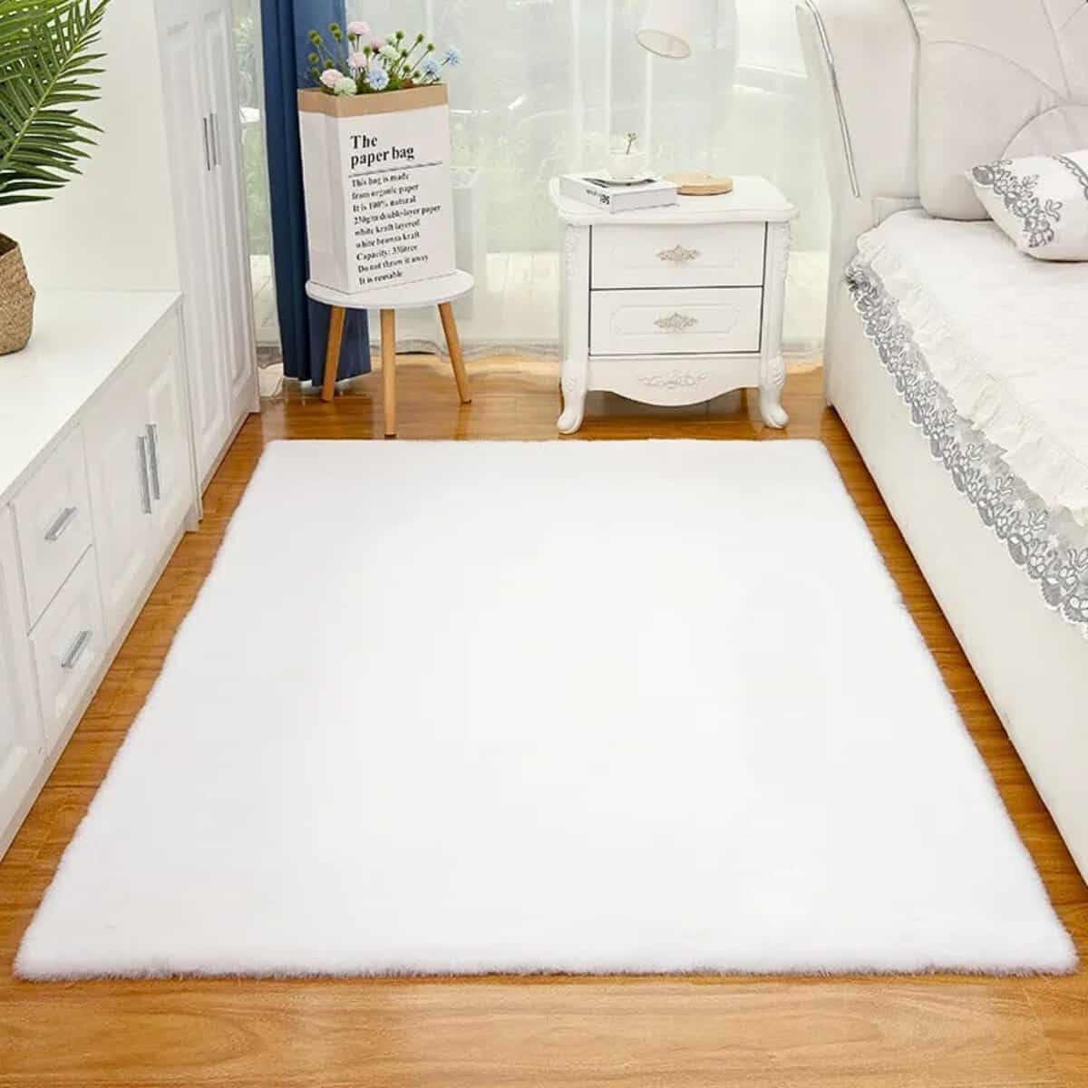 Tapis blanc en peluche Tapis blanc en peluche. Elégance et confort exceptionnel, design sobre, entretien facile et durabilité.