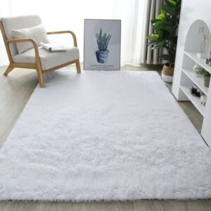 Découvrez notre tapis blanc épais et moelleux. Parfait pour élégance et confort avec une texture douce et une épaisseur généreuse.