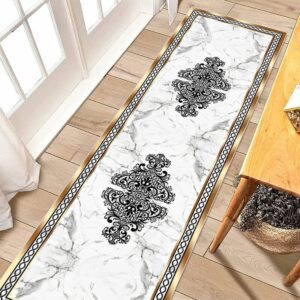 Tapis blanc long effet marbré. Élégance contemporaine, entretien facile et durabilité assurée. Idéal pour un intérieur raffiné et moderne.