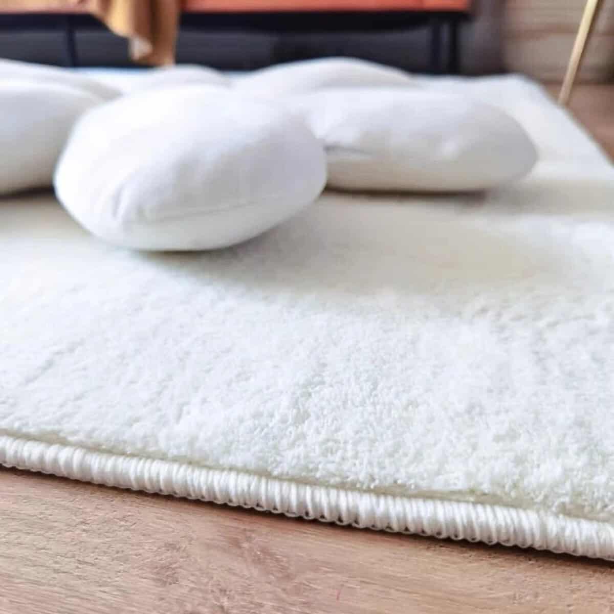 Tapis blanc pur minimaliste Tapis blanc pur minimaliste