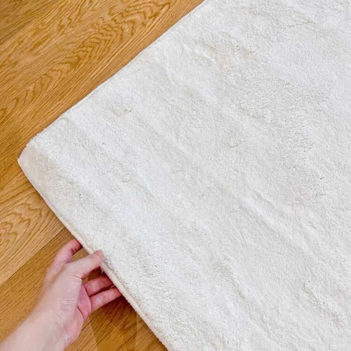 Tapis blanc pur minimaliste Tapis blanc pur minimaliste