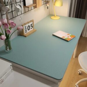 Ce tapis de bureau antidérapant offre une combinaison parfaite de confort et de sécurité pour votre espace de travail. Avec sa surface douce et résistante, il protège votre bureau des rayures et des éclaboussures tout en offrant une base stable pour vos accessoires de bureau.