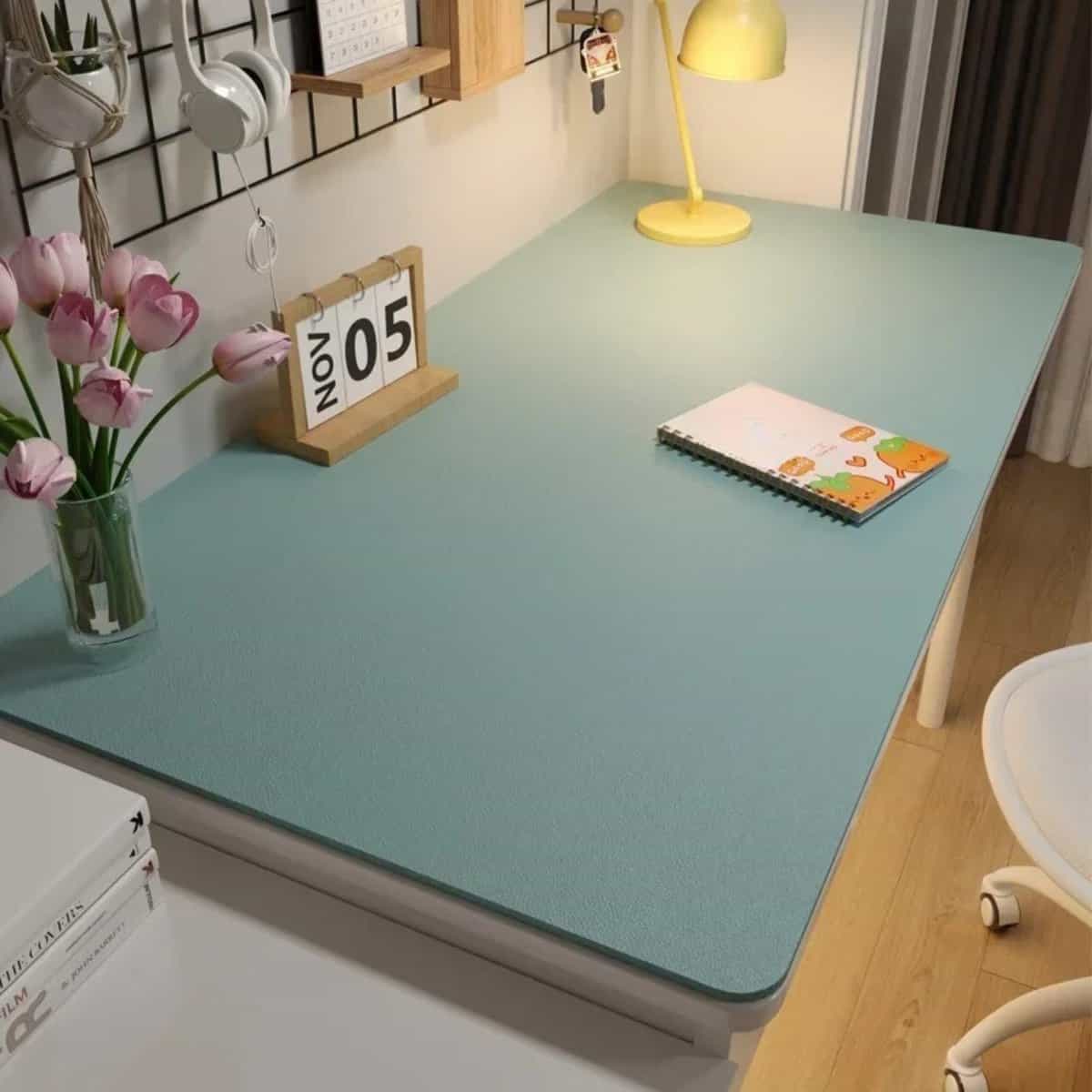 Tapis de bureau anti dérapant Ce tapis de bureau antidérapant offre une combinaison parfaite de confort et de sécurité pour votre espace de travail. Avec sa surface douce et résistante, il protège votre bureau des rayures et des éclaboussures tout en offrant une base stable pour vos accessoires de bureau.
