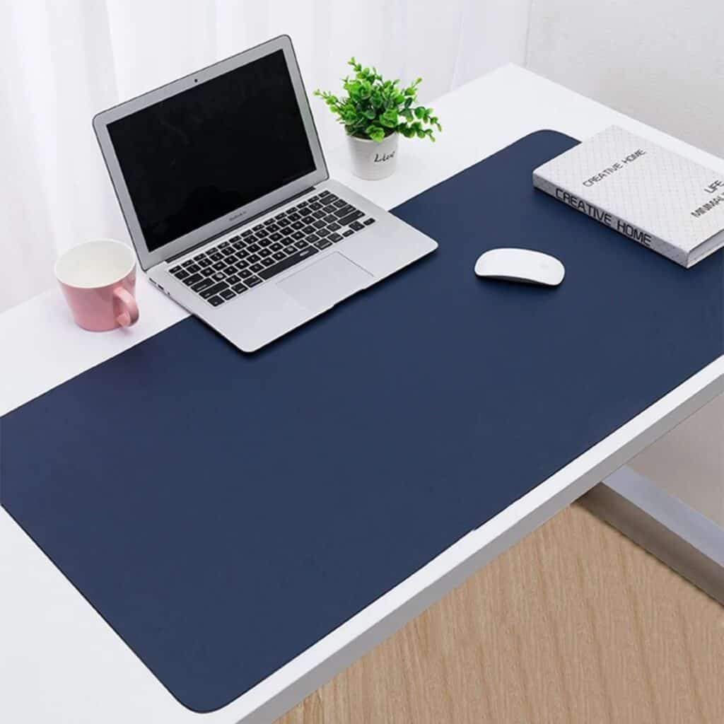 Ce tapis de bureau noir et bleu allie élégance et fonctionnalité pour transformer votre espace de travail. Fabriqué à partir de matériaux de haute qualité, il offre une surface douce et résistante qui protège votre bureau des rayures, des taches et des éclaboussures. La combinaison des couleurs noir et bleu ajoute une touche de modernité et de sophistication à votre bureau, créant une ambiance de travail agréable et professionnelle. Facile à entretenir, ce tapis est conçu pour durer, garantissant une utilisation longue durée sans souci.