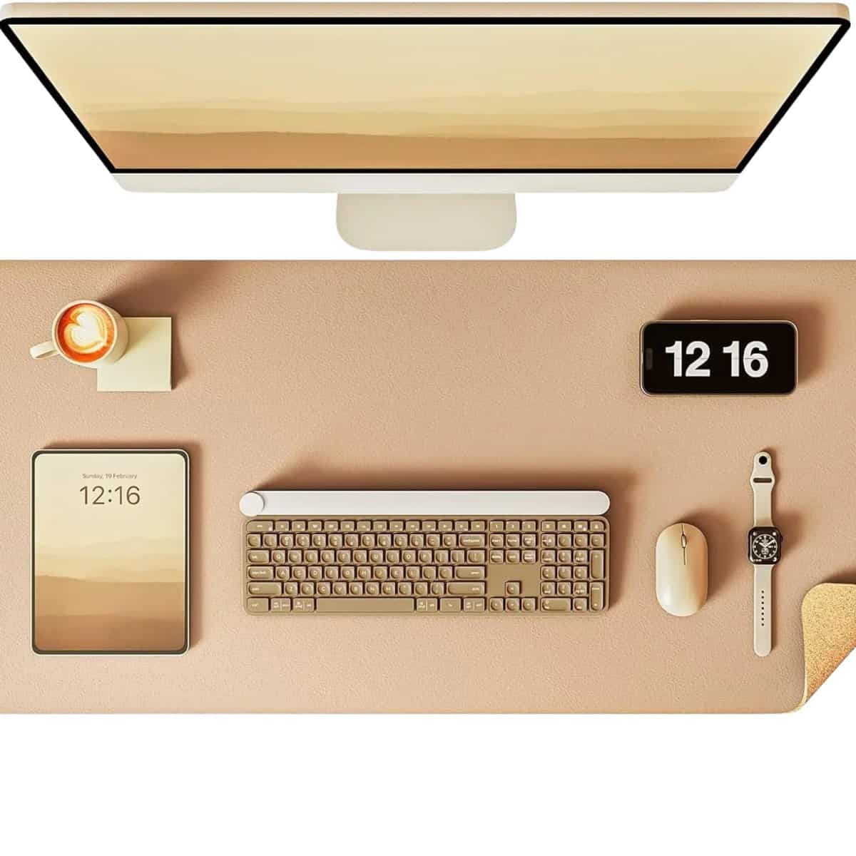 Tapis de bureau double face Ce tapis de bureau beige clair combine élégance et fonctionnalité pour transformer votre espace de travail. Fabriqué à partir de matériaux de haute qualité, il offre une surface douce et résistante qui protège votre bureau des rayures, des taches et des éclaboussures.