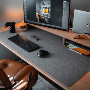 Ce tapis de bureau moderne arbore un design sobre et élégant, parfait pour ajouter une touche de sophistication à votre espace de travail.
