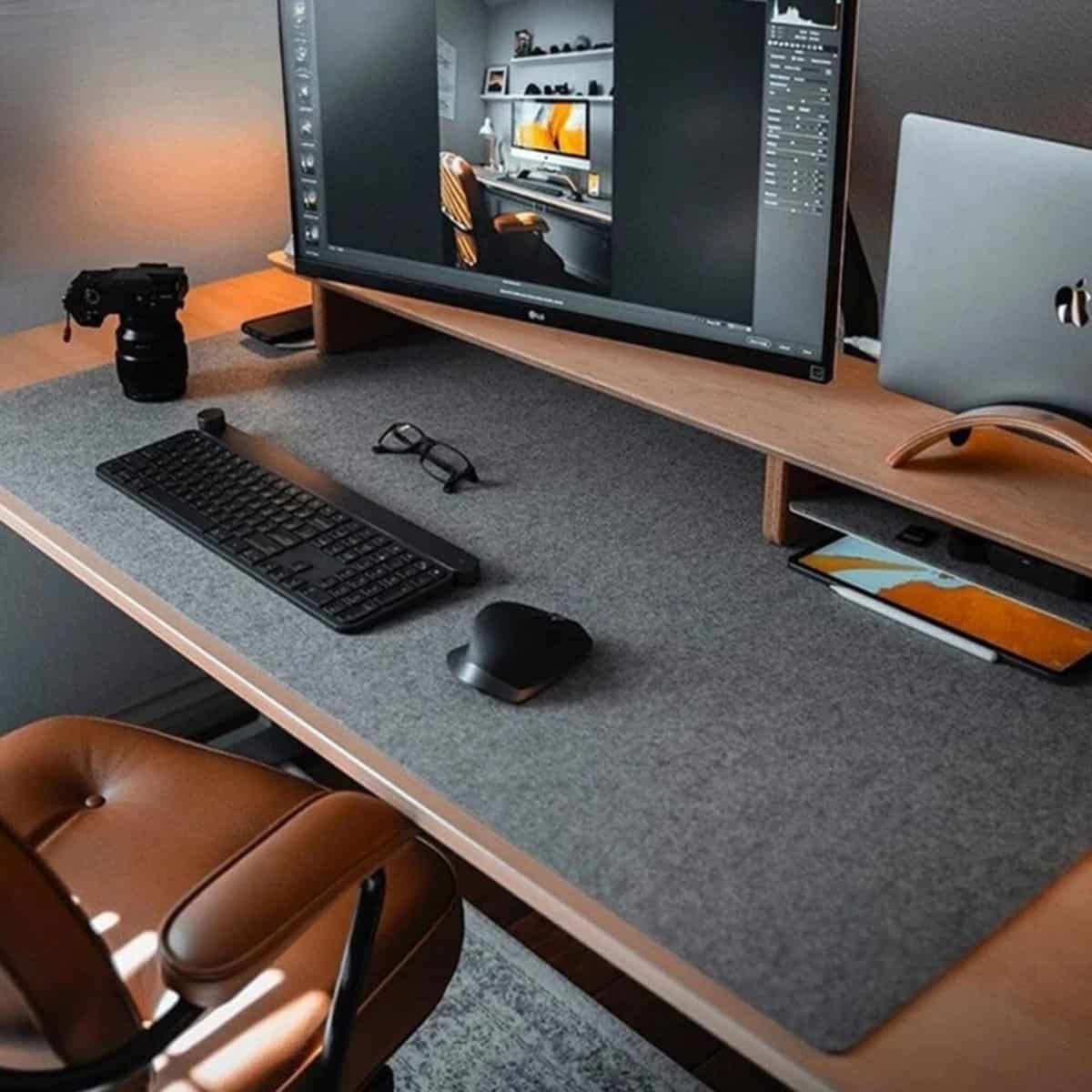 Tapis de bureau en feutre de laine Ce tapis de bureau moderne arbore un design sobre et élégant, parfait pour ajouter une touche de sophistication à votre espace de travail.