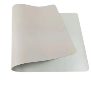 Tapis de bureau en cuir synthétique élégant et pratique. Design moderne, protection, et durabilité pour un espace de travail optimisé.