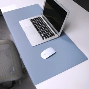 Ce tapis de bureau de coude bleu clair combine style et fonctionnalité pour améliorer votre espace de travail. Fabriqué à partir de matériaux de haute qualité, il présente une surface douce et résistante qui protège votre bureau des rayures, des taches et des éclaboussures.