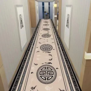 Ce tapis de couloir haute gamme présente un fond beige orné de motifs orientaux noirs. Trois grands médaillons circulaires, entourés de petits motifs décoratifs, sont alignés au centre. Les bordures, avec leurs motifs géométriques noirs, encadrent élégamment le tapis, créant un contraste sophistiqué. Parfait pour ajouter une touche de luxe et de style à votre couloir tout en offrant une protection durable pour vos sols.