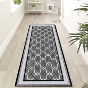 Ce tapis de couloir gris moderne avec motifs géométriques en treillis blanc et bordures noires et blanches apporte une touche contemporaine et élégante à votre intérieur. Son design sophistiqué transforme votre couloir en un espace accueillant tout en offrant une protection durable pour vos sols. Fabriqué avec des matériaux de haute qualité, il est facile à entretenir et parfait pour les zones à fort passage, alliant style et fonctionnalité.