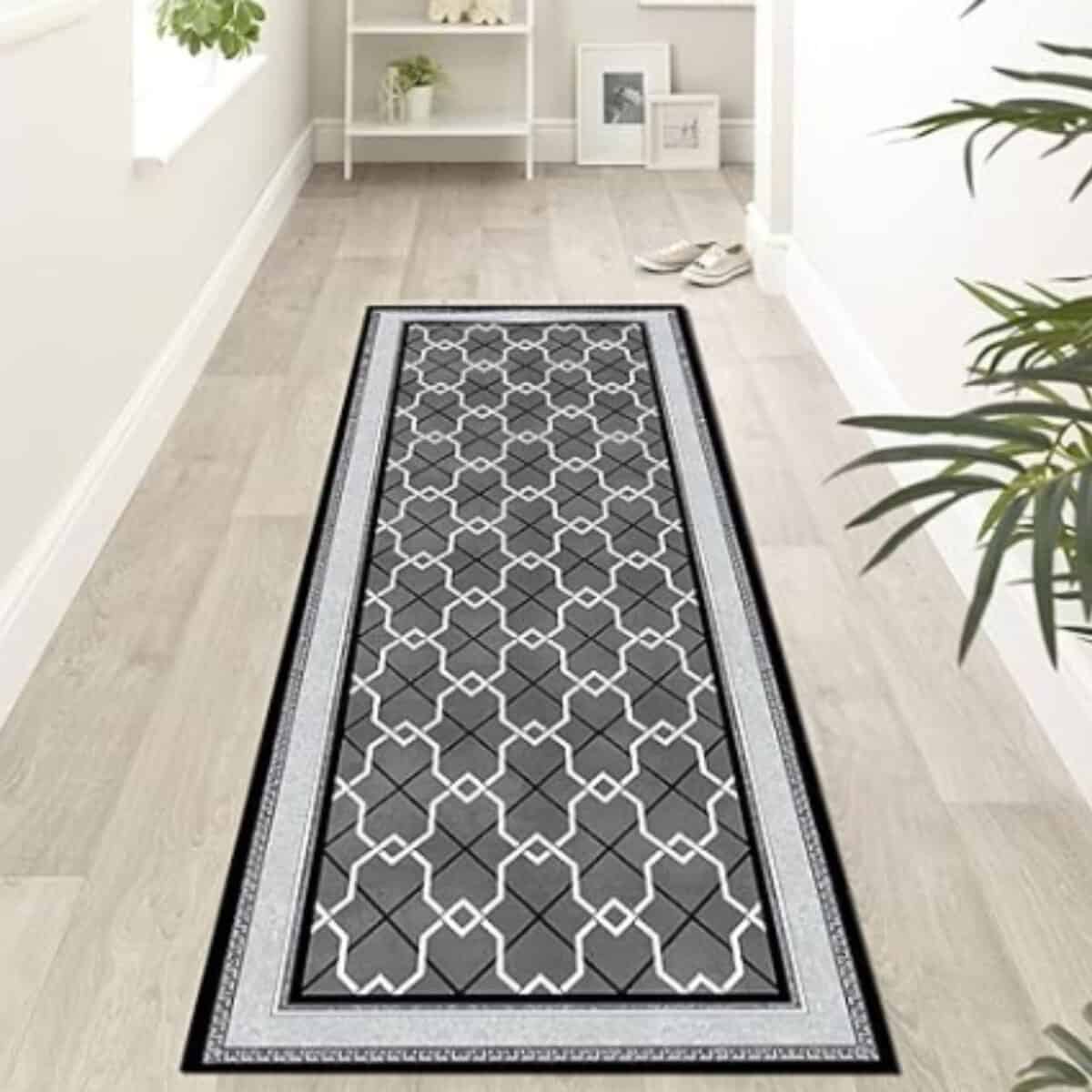 Tapis de couloir long et antidérapant Ce tapis de couloir gris moderne avec motifs géométriques en treillis blanc et bordures noires et blanches apporte une touche contemporaine et élégante à votre intérieur. Son design sophistiqué transforme votre couloir en un espace accueillant tout en offrant une protection durable pour vos sols. Fabriqué avec des matériaux de haute qualité, il est facile à entretenir et parfait pour les zones à fort passage, alliant style et fonctionnalité.