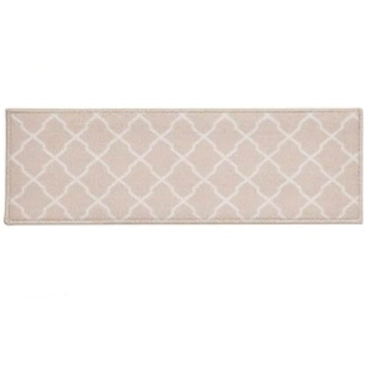 Tapis escalier en tissu doux Notre tapis escalier antidérapant est fabriqué avec des matériaux de haute qualité qui garantissent une adhérence optimale. Il est conçu pour rester fermement en place, même dans les zones à fort passage, assurant ainsi une protection maximale pour toute la famille, des plus jeunes aux plus âgés. En plus d'améliorer la sécurité, ce tapis apporte un confort supplémentaire grâce à sa texture moelleuse, rendant chaque pas plus agréable. Avec des dimensions ajustables, il s'adapte parfaitement à toutes les configurations d'escaliers, offrant une installation simple et rapide.