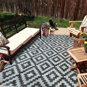 Tapis extérieur noir et blanc. Design moderne, durabilité optimale, entretien facile. Idéal pour terrasses et jardins avec style