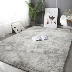 Découvrez notre tapis gris épais en peluche, parfait pour salon et chambre. Anti-dérapant et élégant, 100% polyester, lavable en machine !