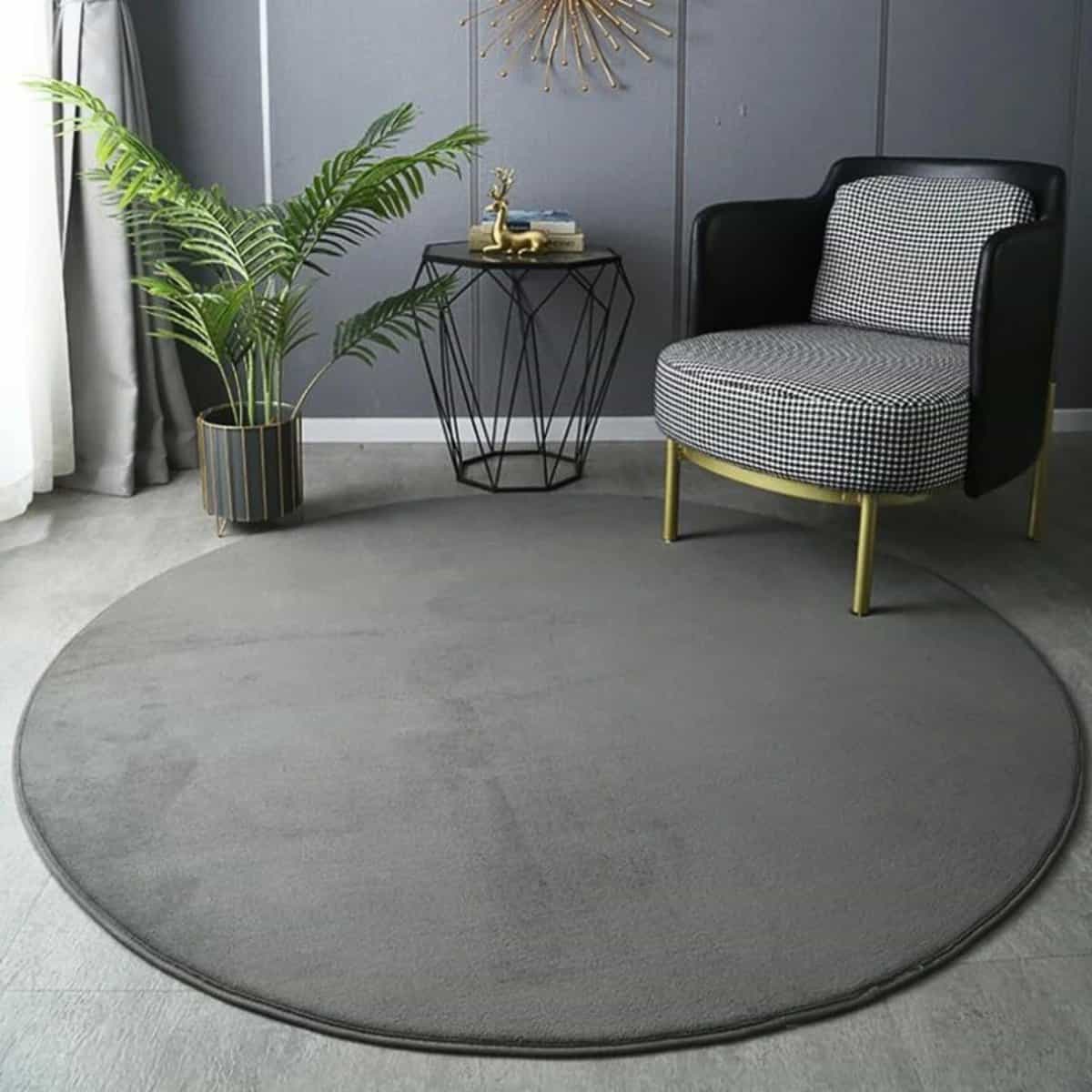 Tapis rond en velours Explorez notre tapis rond en velours, alliant luxure et confort. Parfait pour apporter une touche de sophistication à votre espace de vie.