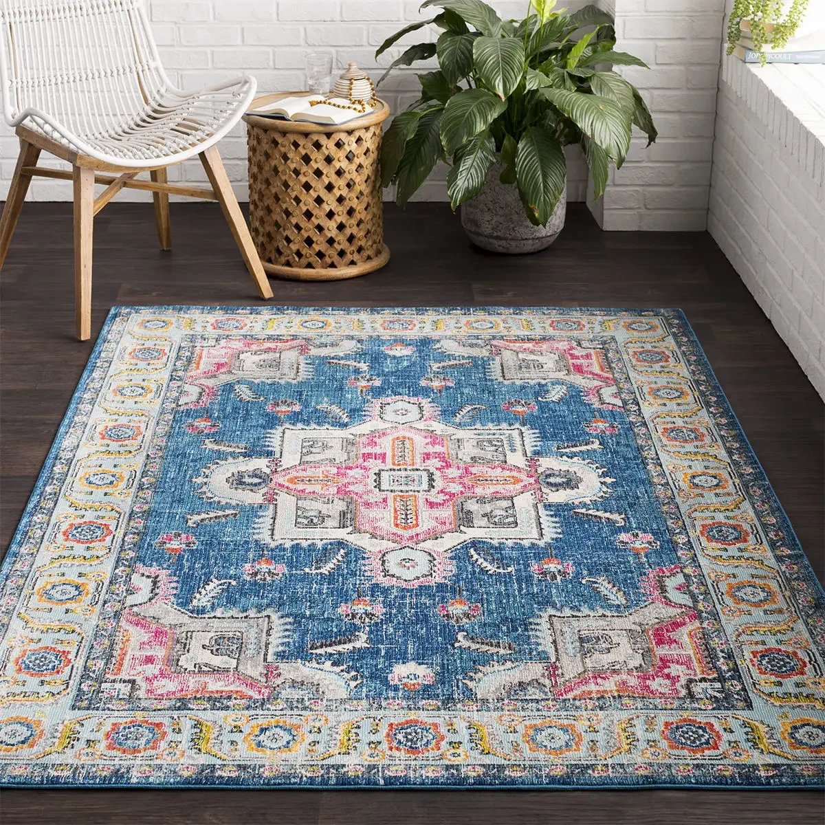 Tapis scandinave deisgn avec motifs Découvrez notre tapis scandinave, disponible en cinq coloris élégants, parfait pour ajouter une touche de style et de confort à votre intérieur. Ce tapis, avec son design nordique distinctif et ses motifs colorés, transforme instantanément n'importe quelle pièce en un espace chaleureux et accueillant. Idéal pour les salons, chambres et espaces de détente, il combine esthétique scandinave et fonctionnalité supérieure.