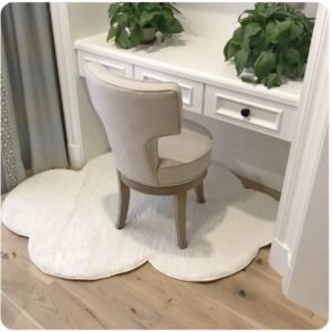 Découvrez notre tapis scandinave peluche en forme de nuage, un choix parfait pour ajouter une touche de douceur et d'originalité à votre intérieur. Ce tapis, avec sa texture moelleuse et sa forme unique, apporte une ambiance apaisante et cosy à n'importe quelle pièce. Idéal pour les chambres d'enfants, bureaux et coins de détente, il combine esthétique scandinave et confort supérieur.