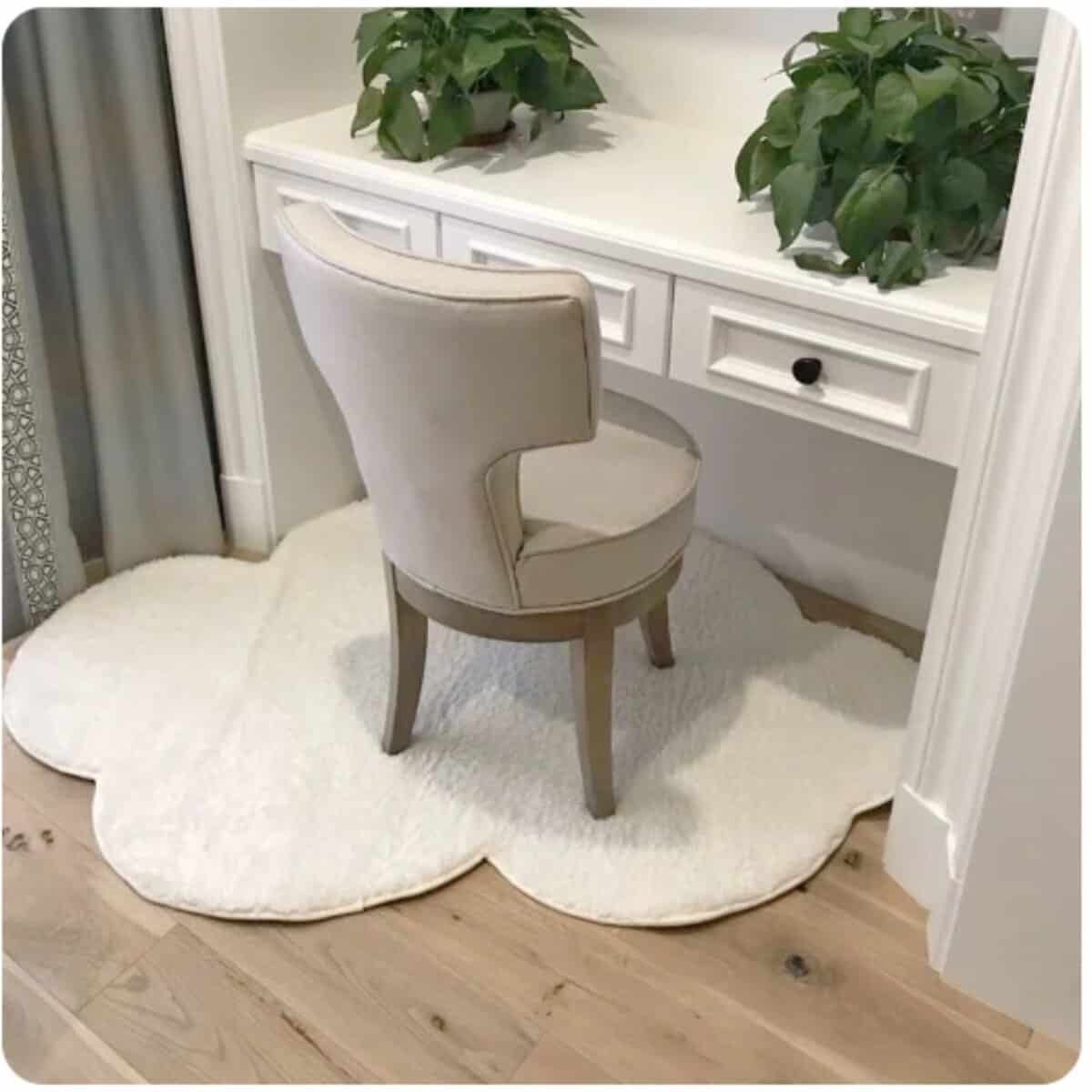 Tapis scandinave peluche en forme de nuage Découvrez notre tapis scandinave peluche en forme de nuage, un choix parfait pour ajouter une touche de douceur et d'originalité à votre intérieur. Ce tapis, avec sa texture moelleuse et sa forme unique, apporte une ambiance apaisante et cosy à n'importe quelle pièce. Idéal pour les chambres d'enfants, bureaux et coins de détente, il combine esthétique scandinave et confort supérieur.