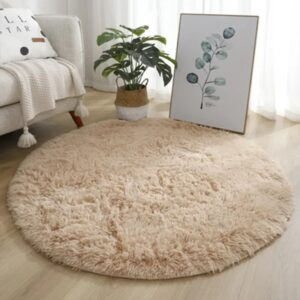 tapis scandinave rond en fourrure douce, disponible en quatre superbes coloris. Ce tapis se distingue par sa forme ronde unique et sa texture luxueuse, offrant une sensation de douceur exceptionnelle sous les pieds. Idéal pour les salons, chambres ou espaces de détente, il crée une ambiance cosy et apaisante. Conçu avec des matériaux de haute qualité, il garantit une durabilité et une résistance à l'usure, tout en restant agréable au toucher. Son design scandinave épuré et élégant s'intègre parfaitement dans divers styles de décoration, ajoutant une note de sophistication et de chaleur à votre espace de vie.