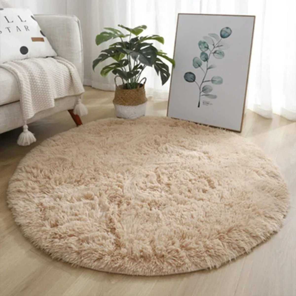 Tapis scandinave rond en fourrure douce tapis scandinave rond en fourrure douce, disponible en quatre superbes coloris. Ce tapis se distingue par sa forme ronde unique et sa texture luxueuse, offrant une sensation de douceur exceptionnelle sous les pieds. Idéal pour les salons, chambres ou espaces de détente, il crée une ambiance cosy et apaisante. Conçu avec des matériaux de haute qualité, il garantit une durabilité et une résistance à l'usure, tout en restant agréable au toucher. Son design scandinave épuré et élégant s'intègre parfaitement dans divers styles de décoration, ajoutant une note de sophistication et de chaleur à votre espace de vie.