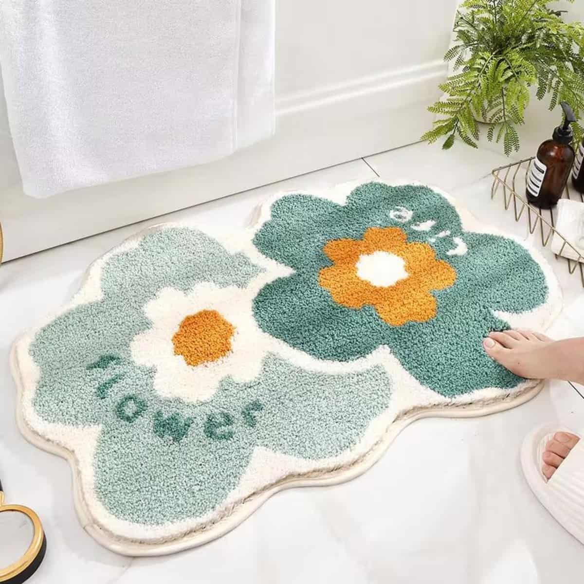 Tapis de fleurs antidérapant et absorbant Tapis de fleurs décoratif en forme de grand ensemble de fleurs coloré donnant une impression de fraîcheur. Antidérapant et absorbant, il est idéal pour la salle de bain. Son textile tufté est connu pour sa douceur et sa résistance à l'usure et aux taches du quotidien.
